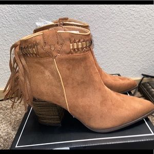 Tan Suede ankle boots with fringe
